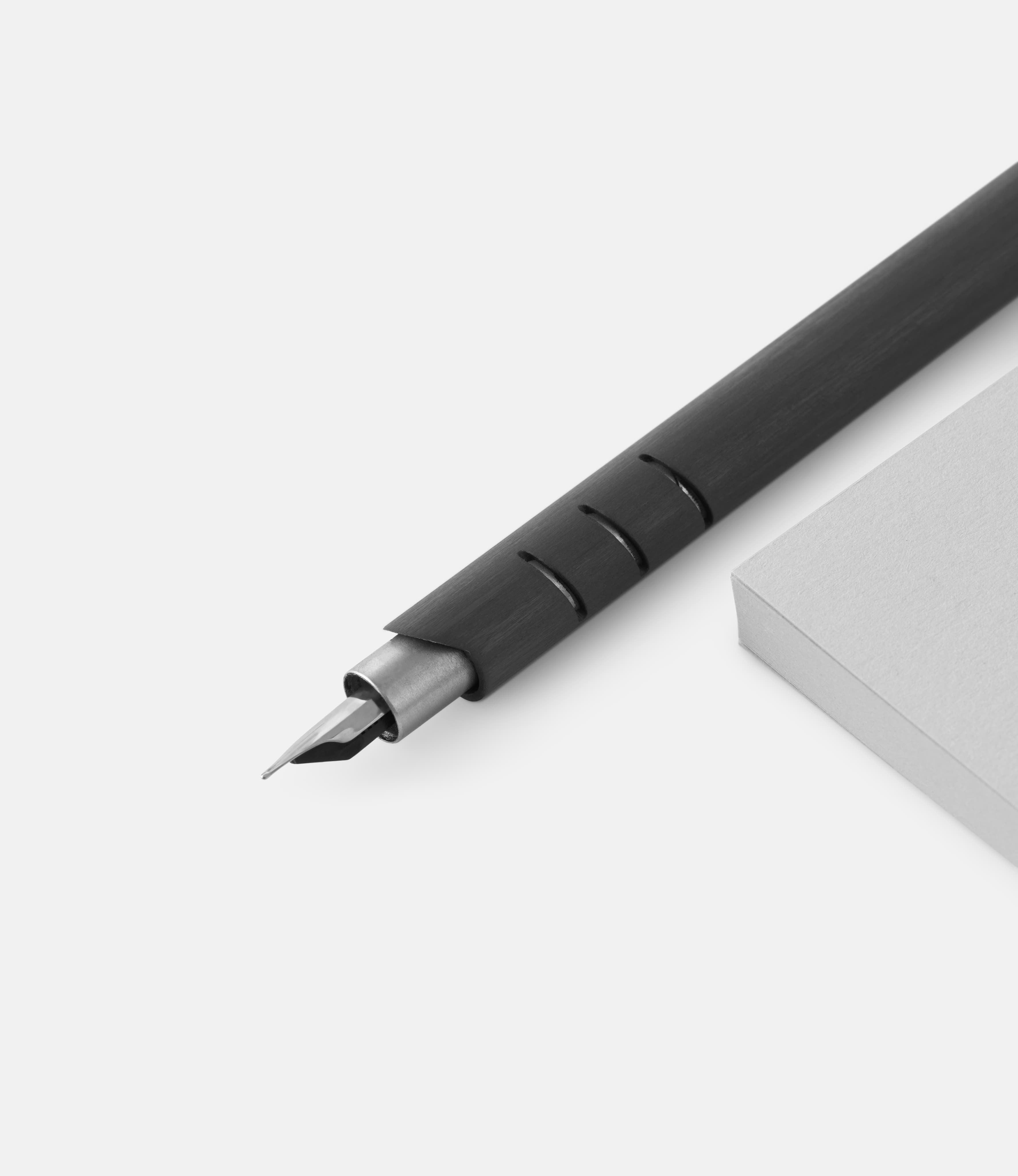 Lucio Rossi Design Ultra — перьевая ручка из карбона