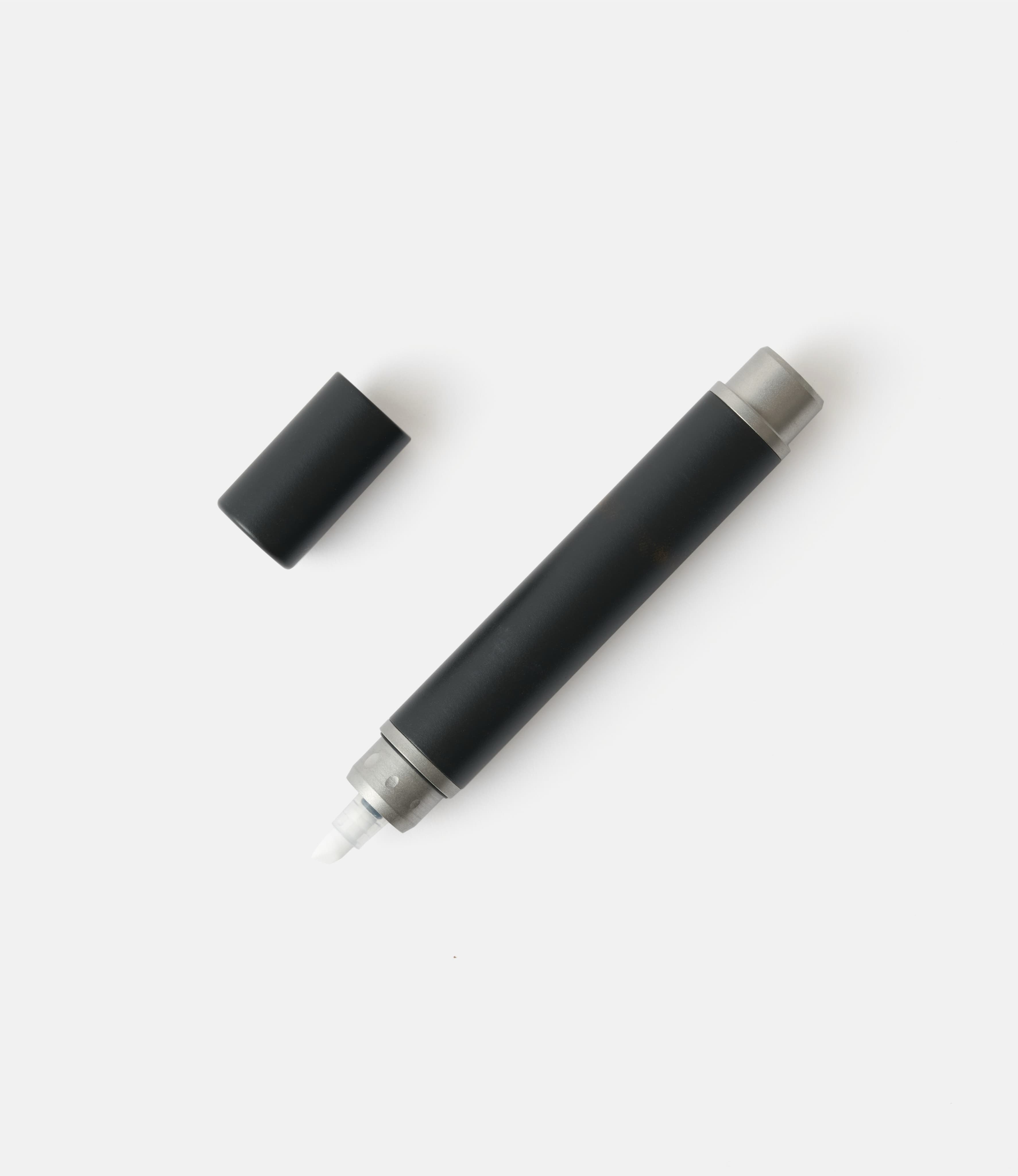 TEC Hi-Markr Titanium Black Short Cup — титановый маркер-текстовыделитель