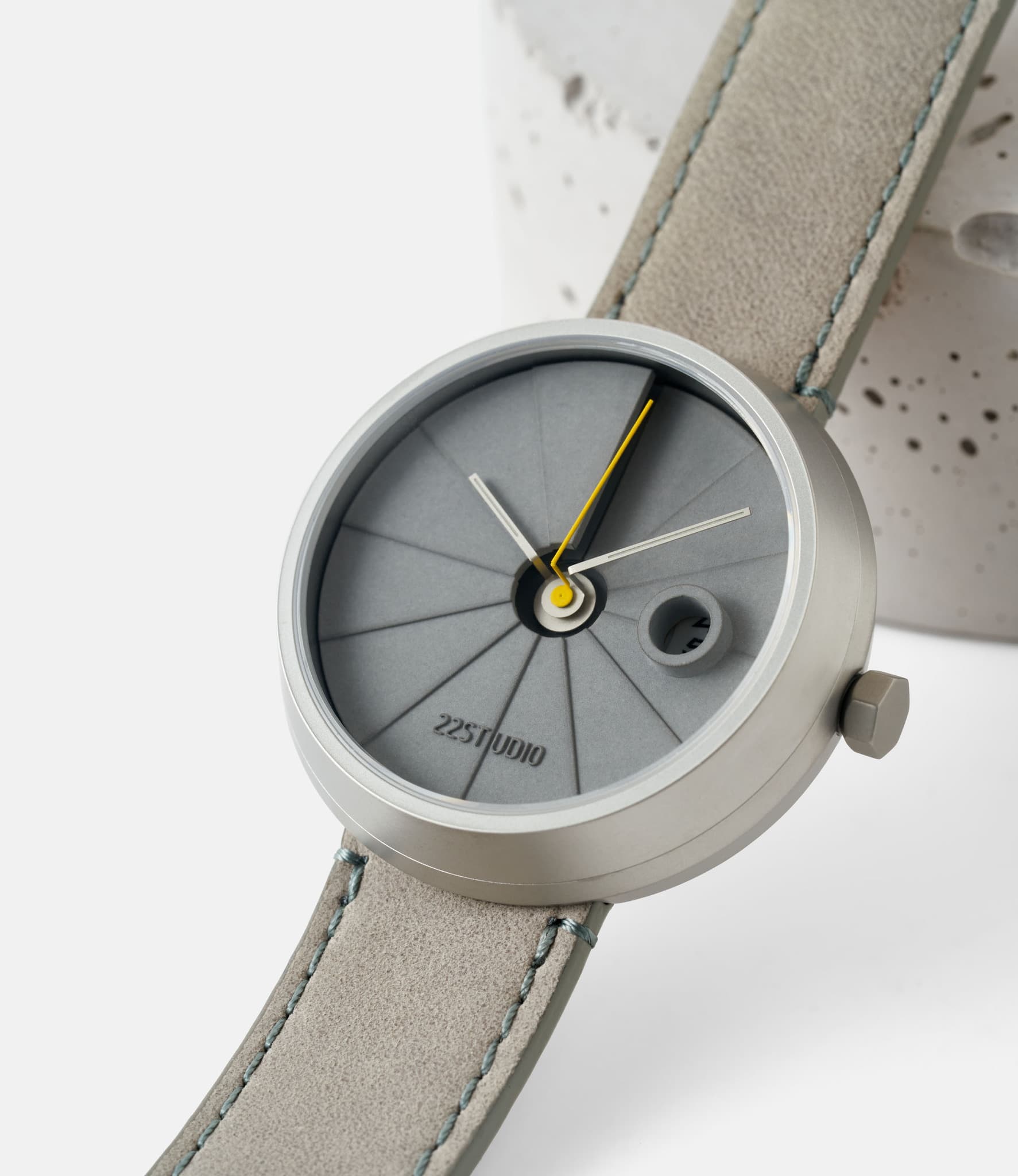 22 Studio 4D Watch Grey — часы с циферблатом из бетона (44 мм)